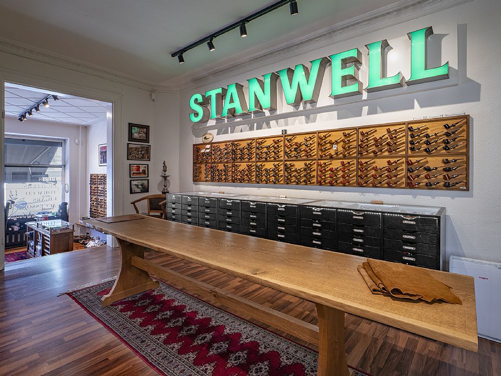 Pibevæggen i The Danish Pipe Shop med Stanwell-udstillingen